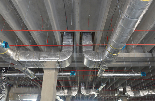 Impianto di condizionamento e ventilazione in edificio industriale photo