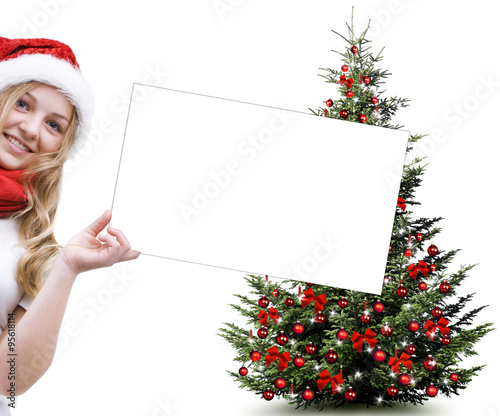 Mädchen mit Weihnachtsmütze und Christbaum
