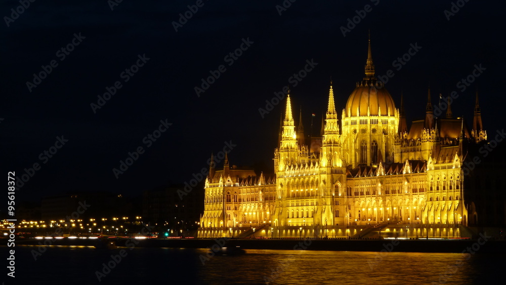 Obraz premium Hungarian Parliament Building in Budapest at night