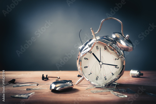 Foto late for work concept with destroyed alarm clock