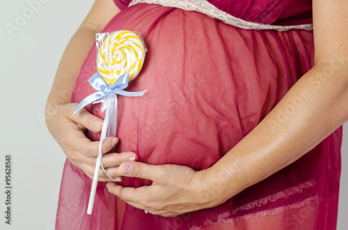 donna incinta con lecca lecca bebè photo