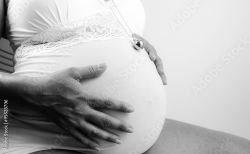 donna incinta  - pancione e ciondolo richiamo degli angeli photo