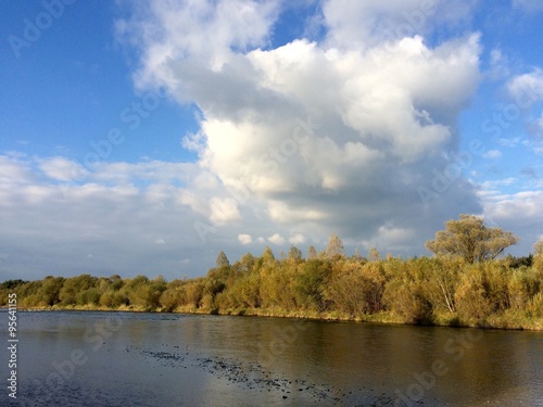 Wolken über dem Fluß
