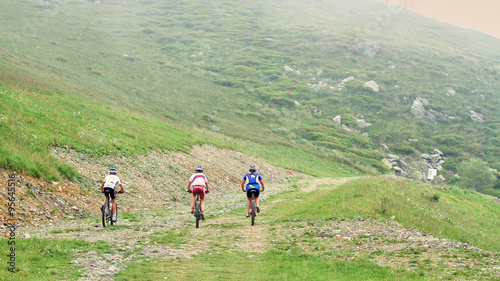 ragazzo ciclista gara di mountainbike