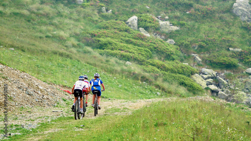 Obraz premium ragazzo ciclista gara di mountainbike