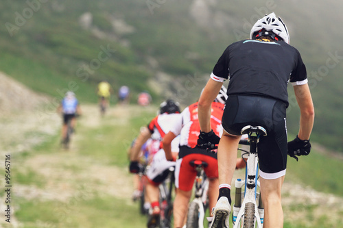 Foto ragazzo ciclista gara di mountainbike