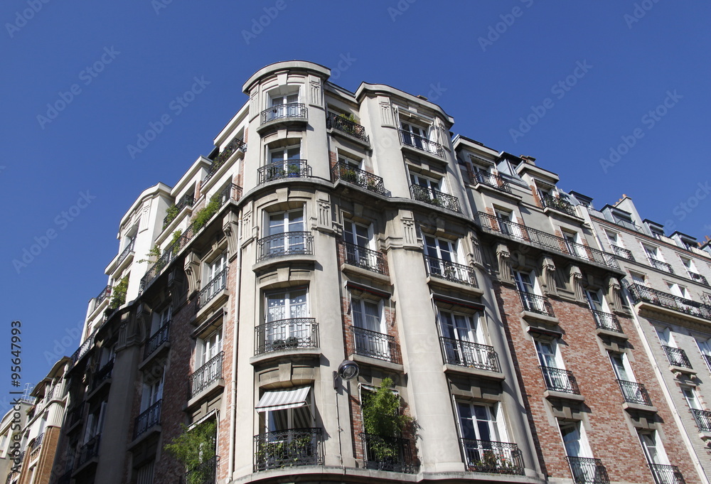 Immeuble en briques à Paris
