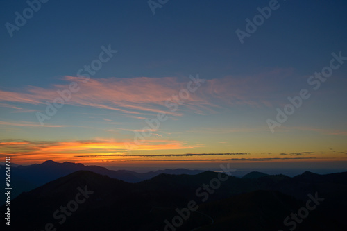 Farbenfroher Sonnenuntergang in den Bergen