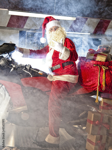 Der Weihnachtsmann im Mopedshop photo