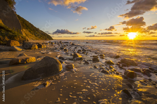 zachód słońca nad morską plażą