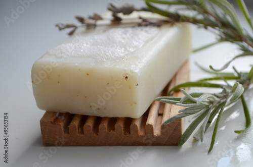 Натуральное мыло с лаванды на белом фоне 