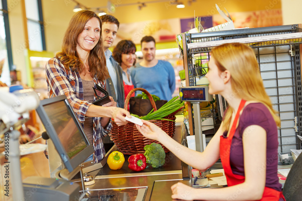 Kassiererin Hat Zu Wenig Berechnet Frau bezahlt bei Kassiererin im Supermarkt Stock Photo | Adobe Stock