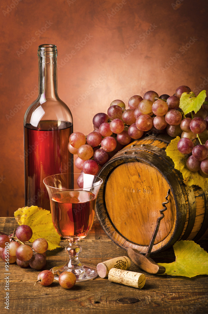 botte di vino con uva ambientazione vintage