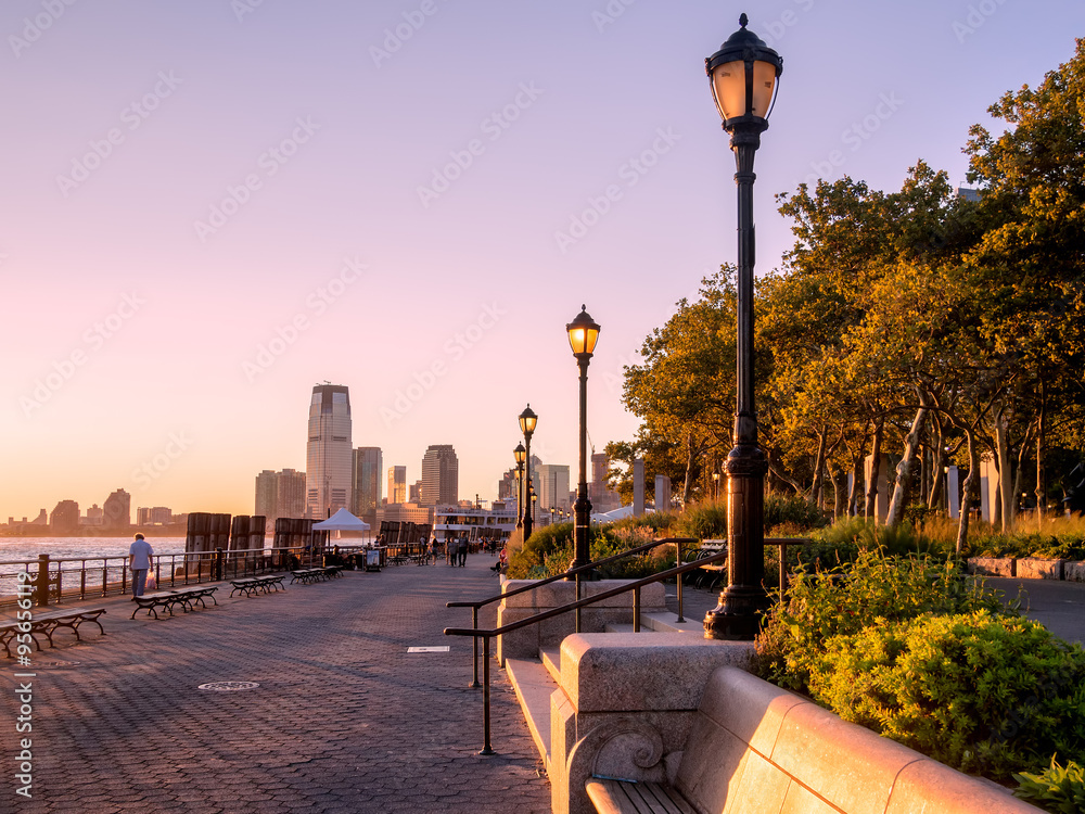 Sunset at Battery Park in New York City - obrazy, fototapety, plakaty 