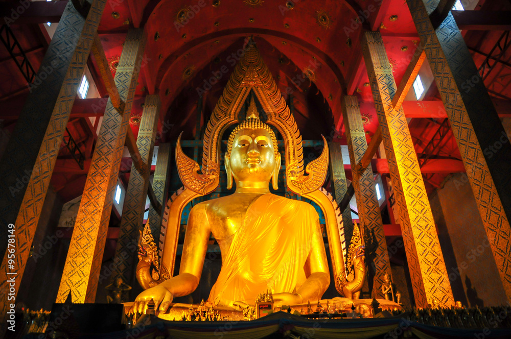 Obraz premium Gold buddha statue in the temple, Thailand, public place