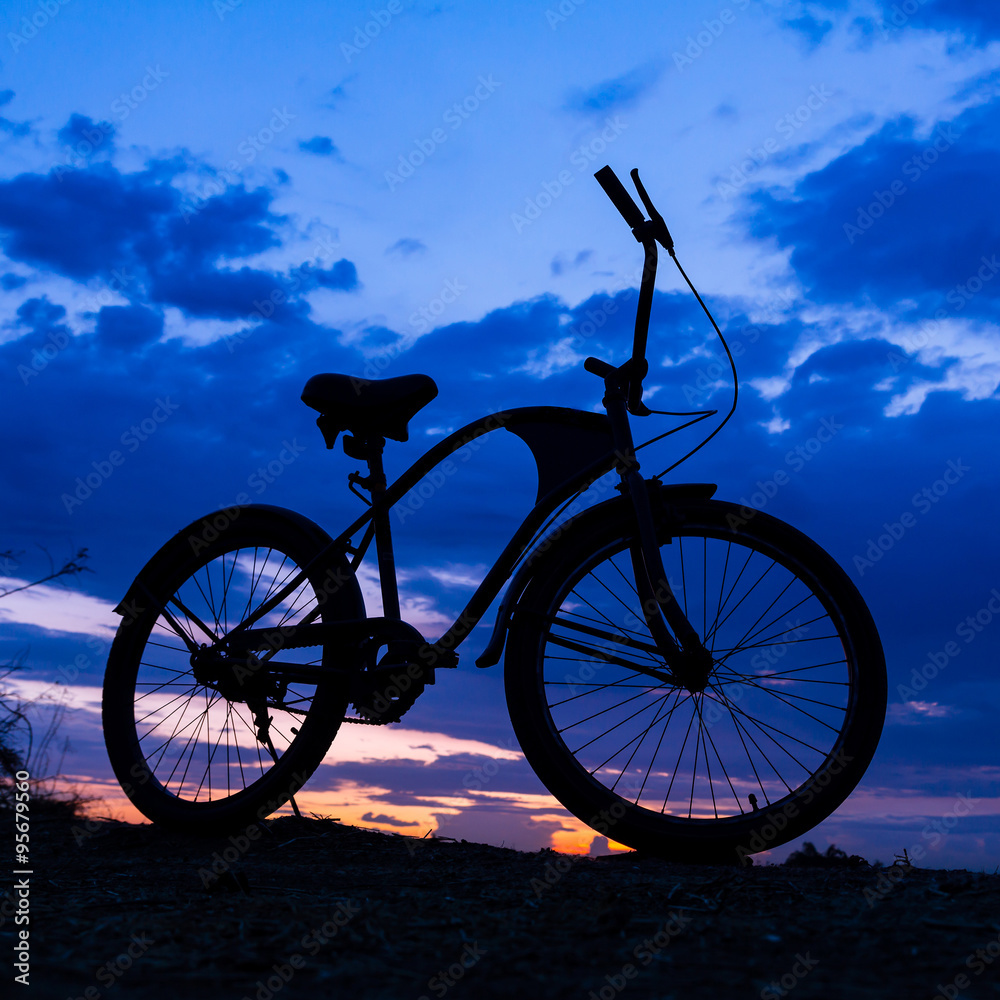 Naklejka premium silhouette of bicycle on beautiful sunset