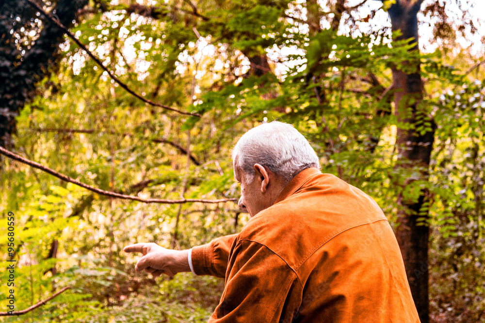 Senior indicates something pointing Senior indicates something pointing
