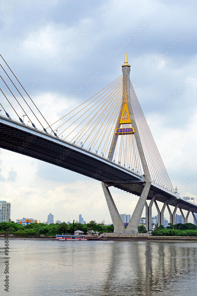 Obraz premium BANGKOK 13 August 2015 : king rama 9 bridge, king rama 9 bridge is a bridge in Bangkok,over the Chao Phraya river. connects the Yan Nawa district to Rat Burana district as a part of the Dao Khanong