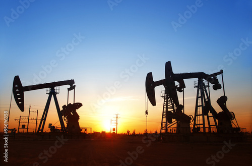 In the evening, the outline of the oil pump, it is very beautifu