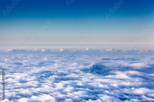 Fototapeta Naklejka Na Ścianę i Meble -   mer de nuages au-dessus de l'île de la Réunion 