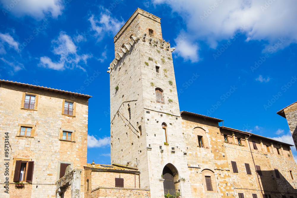 Antica torre nel centro storico di San Gimignano