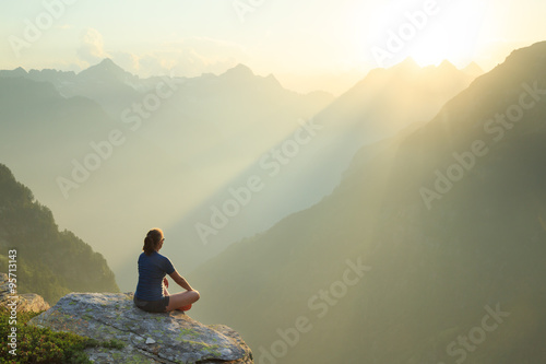Woman relaxing en enjoying the summer sunset in the mountains. фототапет