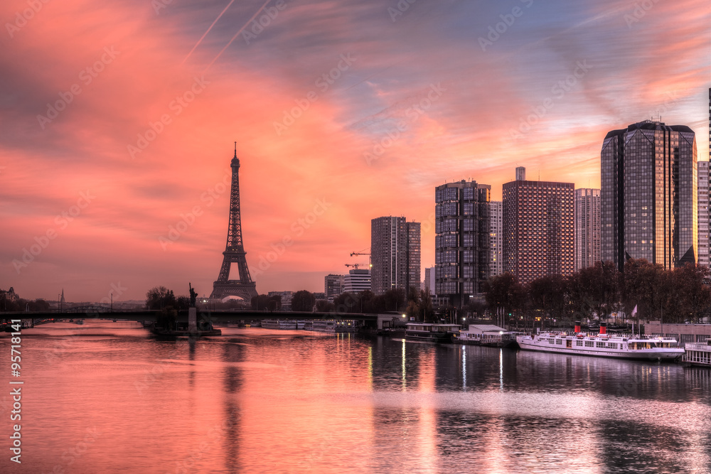 Fototapeta premium Paris, bords de seine, au levée du soleil, la Tour Eiffel