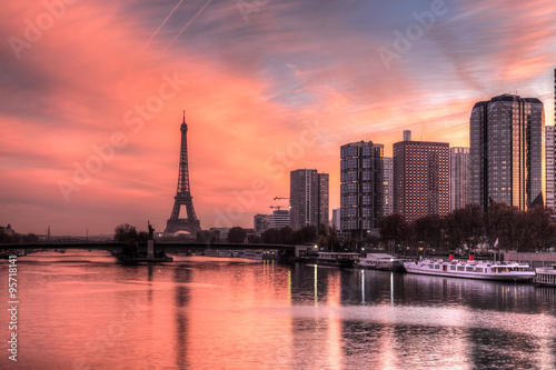 Paris, bords de seine, au levée du soleil, la Tour Eiffel