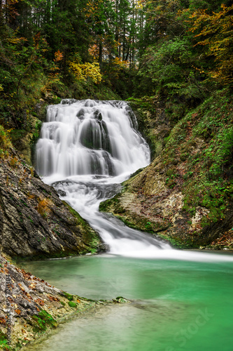 Wasserfall im Herbstwald