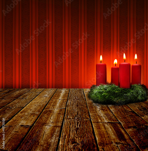 Adventskranz vor roter Tapete