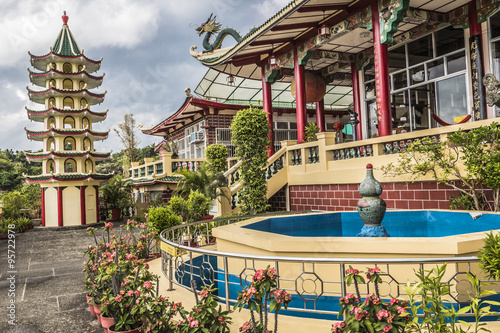 Tableau sur toile Pagoda and dragon sculpture of the Taoist Temple in Cebu, Philip