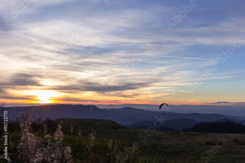 Sonnenuntergang mit Gleitschirmflieger