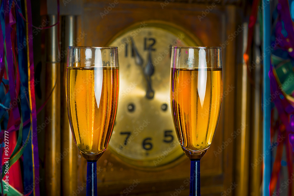 Glasses of champagne on the background of the old clock - obrazy, fototapety, plakaty 