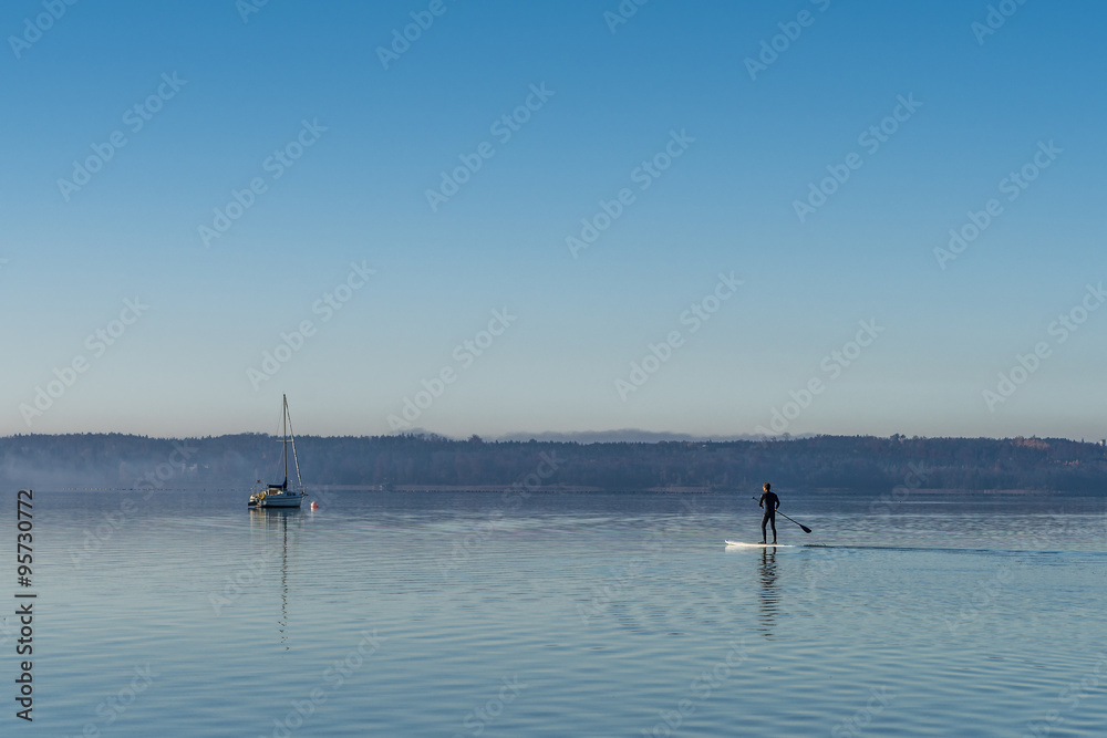 Stehpaddler am Starnberger See am herbstlichen Morgen