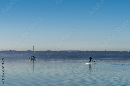 Stehpaddler am Starnberger See am herbstlichen Morgen © Andy Ilmberger
