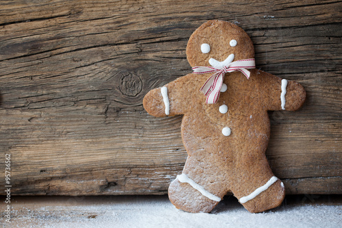 Obraz na płótnie Gingerbread man, people on wood, suitable snow and winter
w salonie