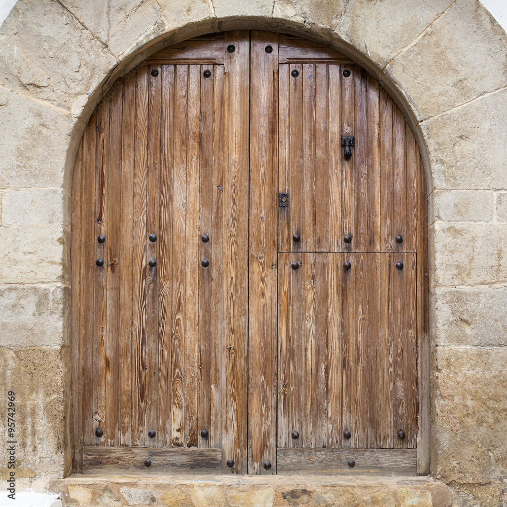 Puerta de madera con arco de medio punto Stock Photo | Adobe Stock
