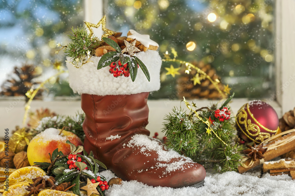Prall gefüllter Nikolausstiefel in weihnachtlich verschneiter
