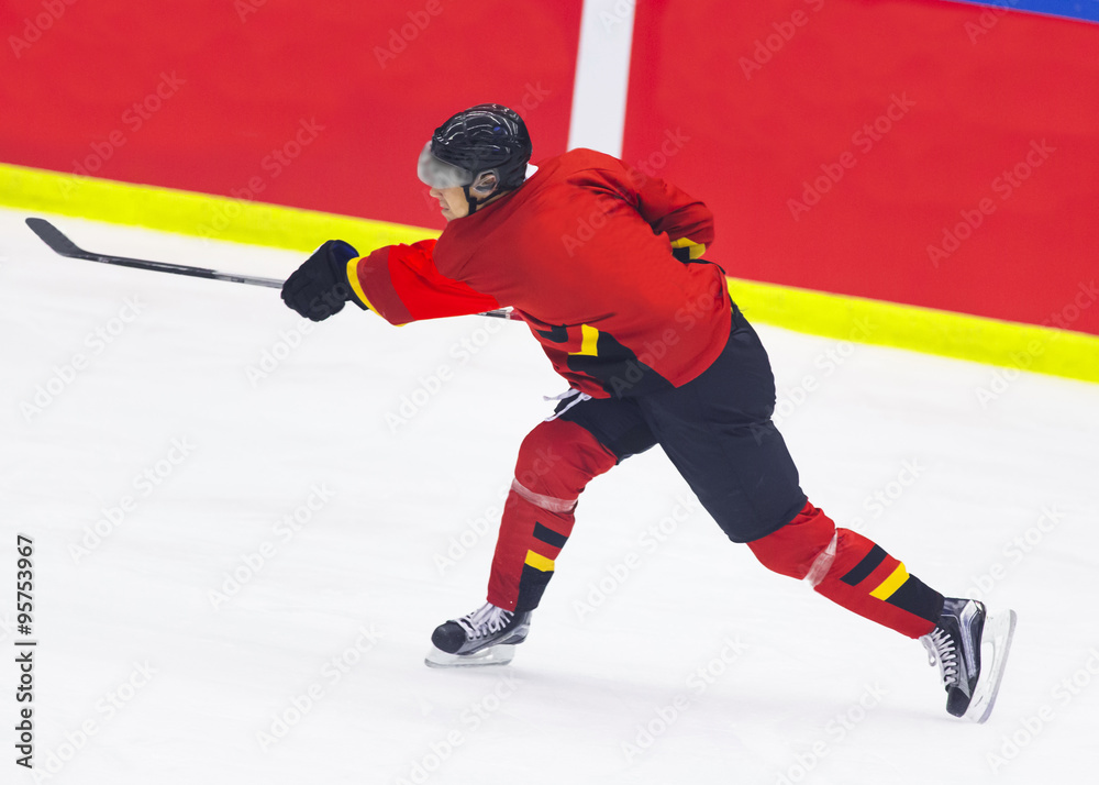 Foto Stock Ice Hockey Player makes a slap shot Adobe Stock