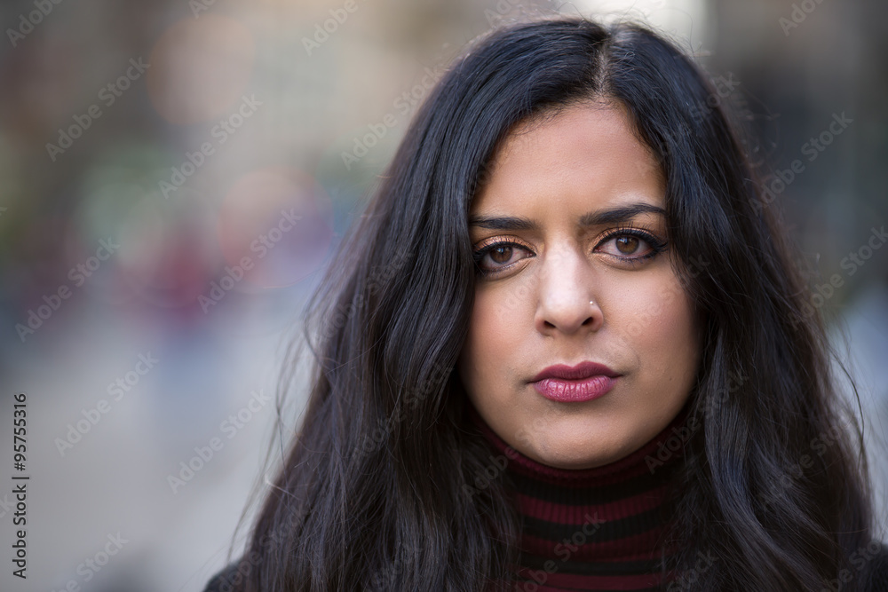 Naklejka premium Indiańska kobieta w miasto poważnym twarz portrecie