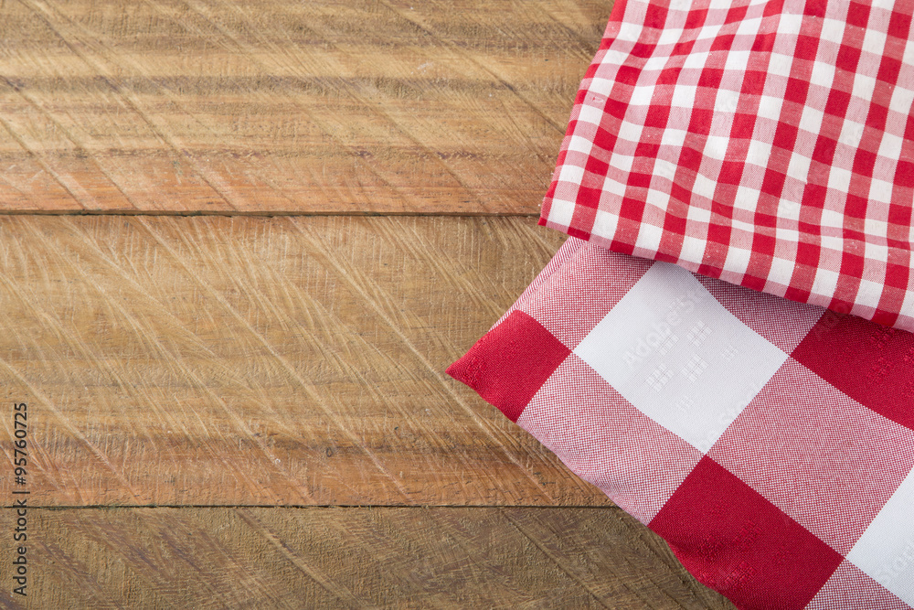Obraz premium Paños de colores en mesa de madera.