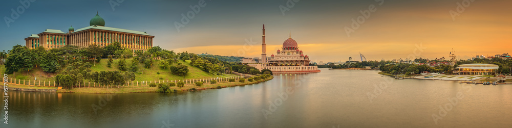 Naklejka premium Zachód słońca nad meczetem Putrajaya i Panorama Kuala Lumpur