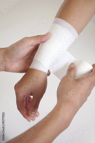 包帯を巻く