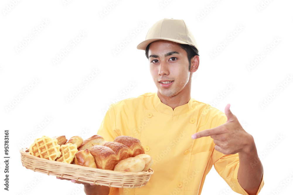 パンを持つ笑顔の男性