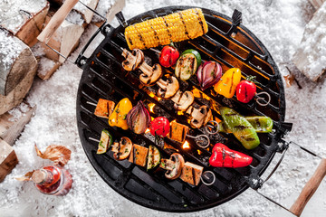 Stickers Grill / Barbecue Vegetarische spiesjes op winterse barbecue  © exclusive-design