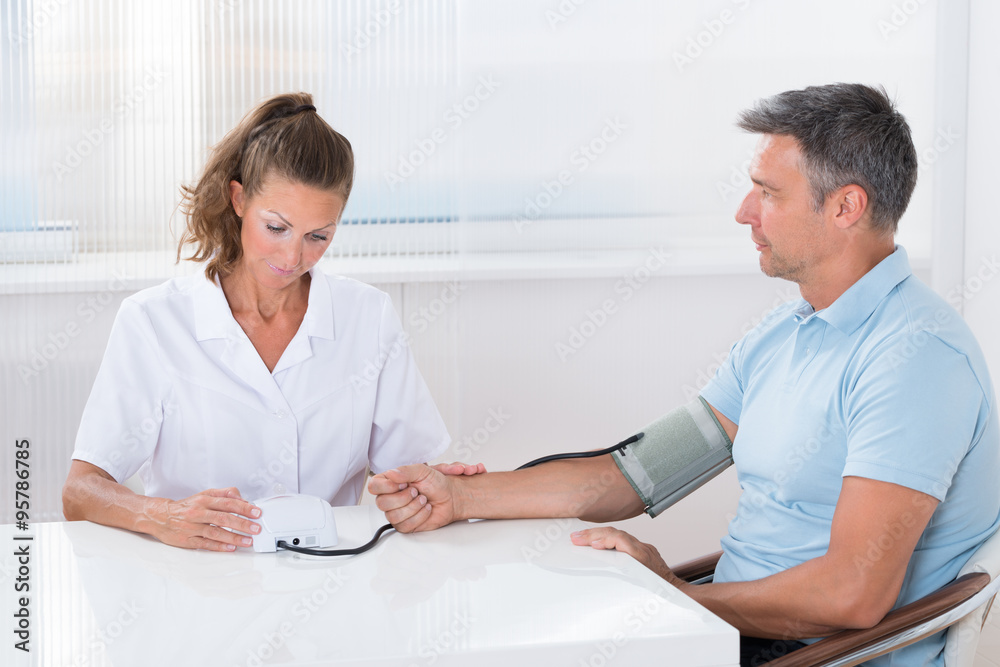 Obraz premium Doctor Measuring Blood Pressure Of A Patient