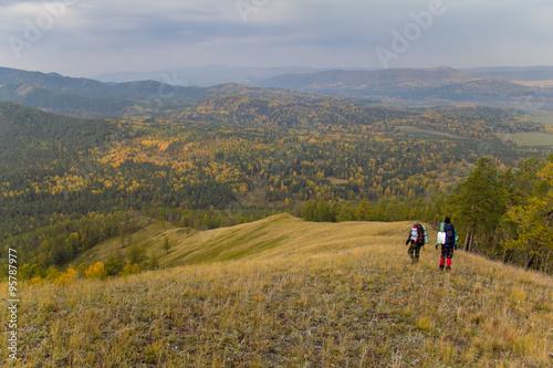 Two hikers traveling along the ridge © EdNurg