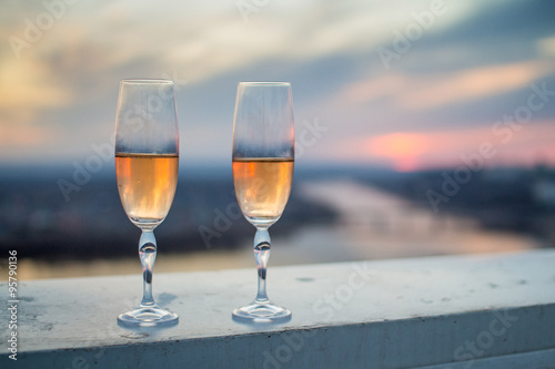Canvastavla Glasses with champers at sunset