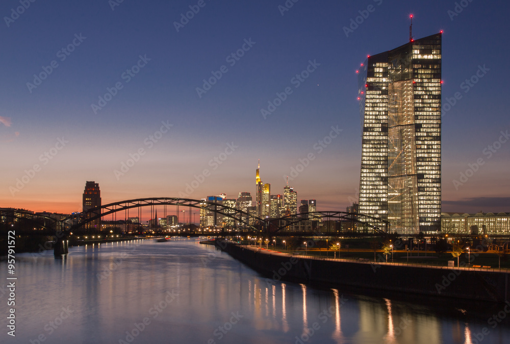 Naklejka premium Frankfurt-Skyine am Abend mit EZB