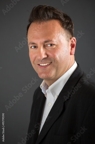 Portrait d'un homme d'affaires confiant et dynamique